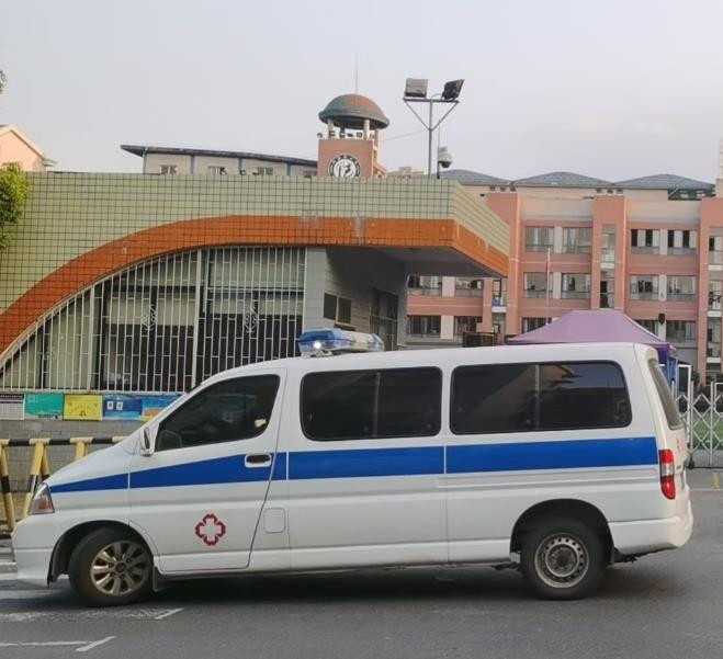 建邺救护车出租护送骨折病人一公里多少钱